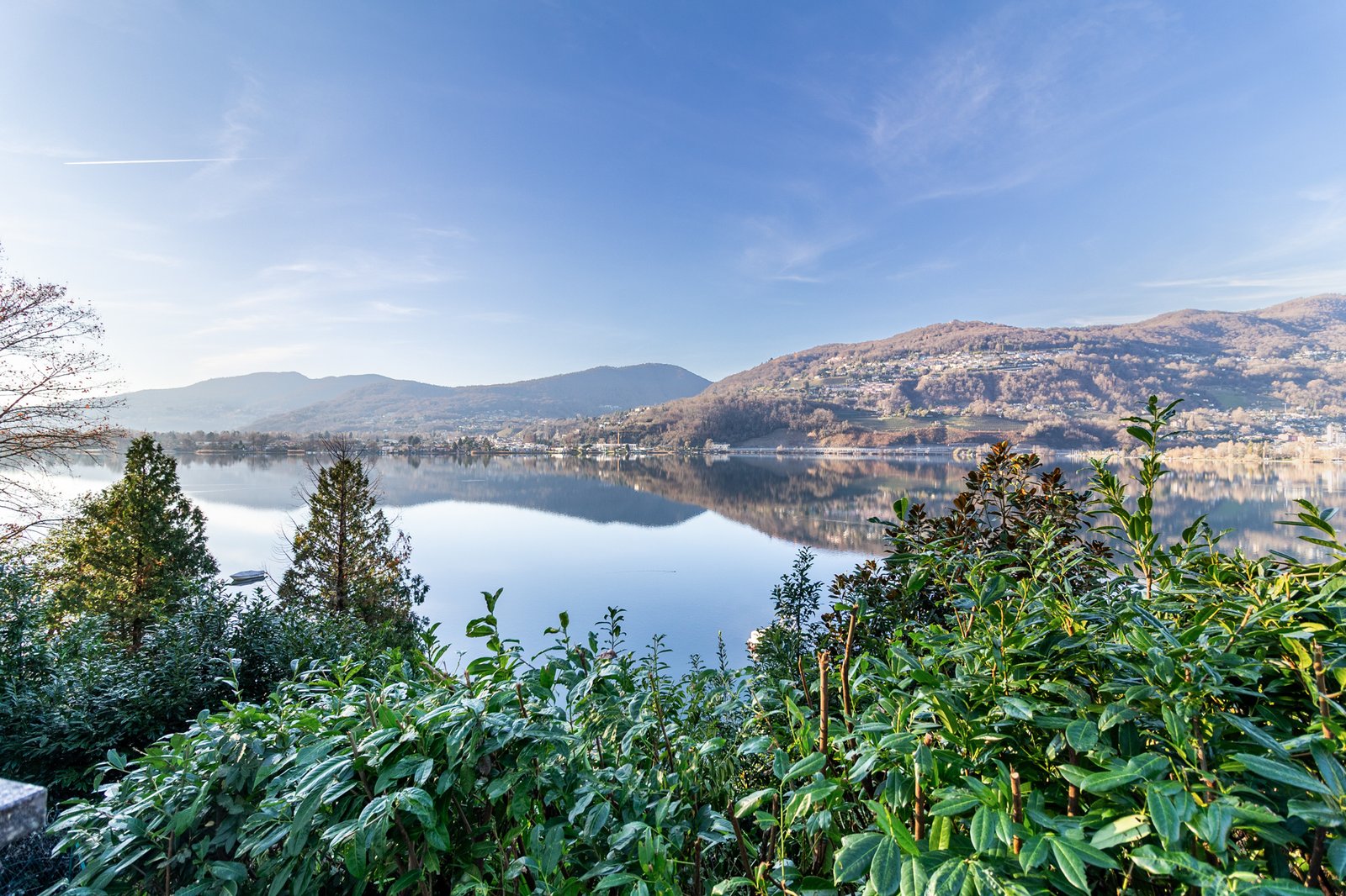 15_vista-panorama-lago-natura.jpg Panorama sul lago con montagne e riflessi sull’acqua, ambiente naturale e rilassante.