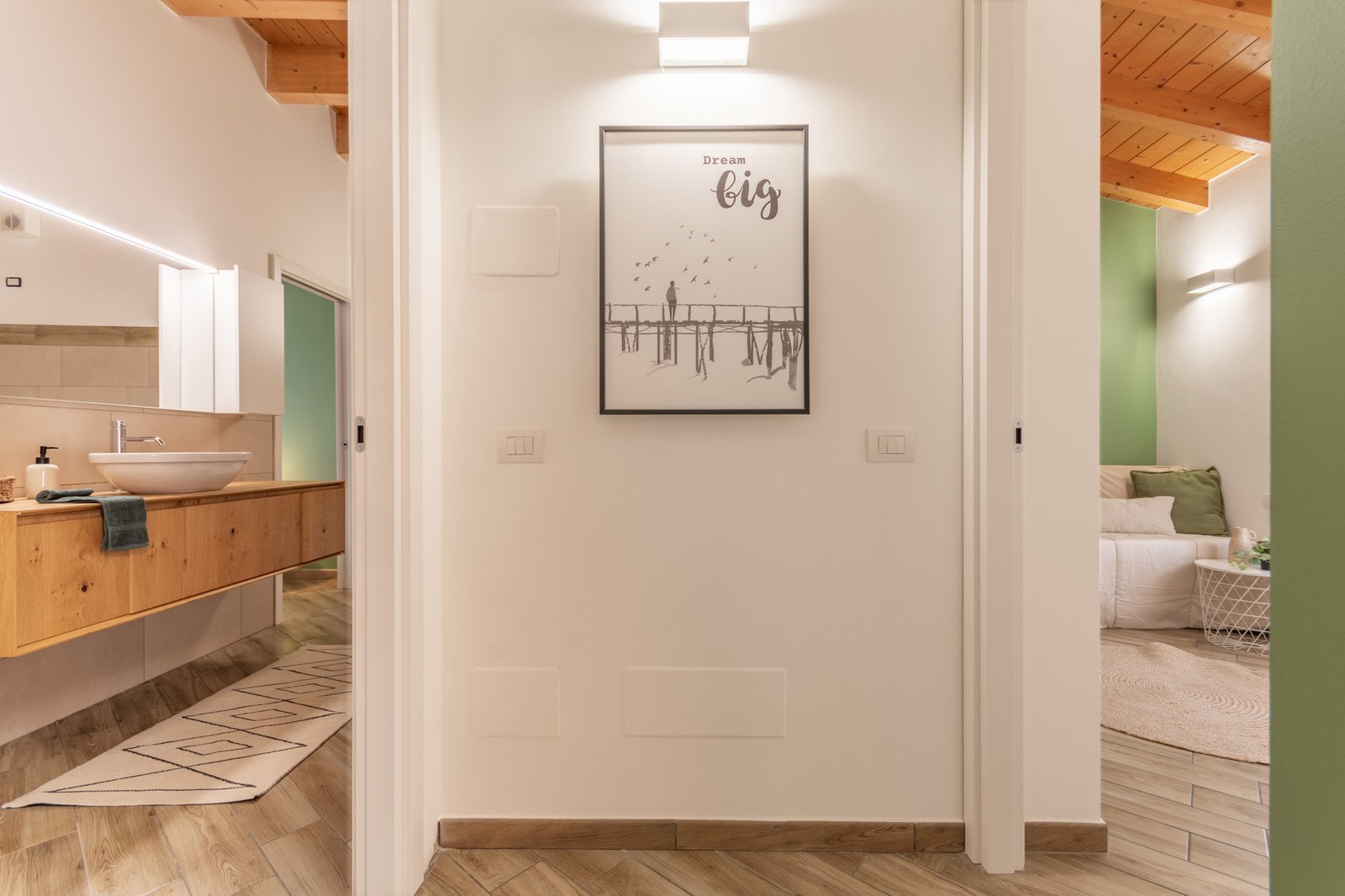 6_home-staging-disimpegno-bagno-cameretta-corridoio-bianco-quadro-nero.jpg Vista di collegamento tra bagno e cameretta con disimpegno centrale dalle pareti bianche, bagno sulla sinistra e cameretta sulla destra, valorizzato da un quadro nero contemporaneo.