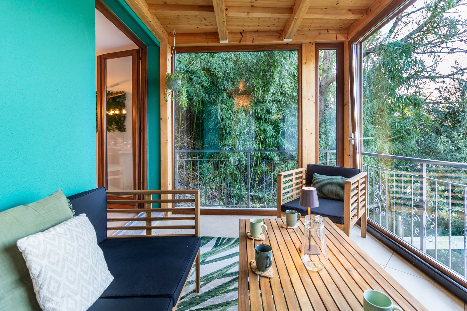6_veranda-legno-travi-vetrata-natura.jpg Veranda con arredi in legno e vetrata immersa nel verde, spazio relax luminoso.