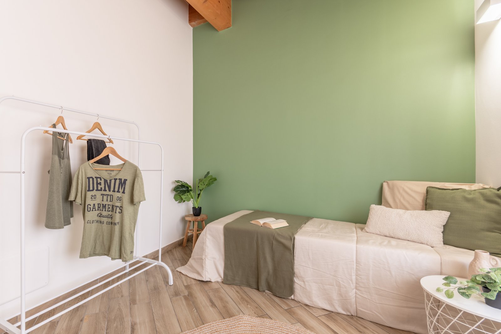 7_home-staging-cameretta-parete-salvia-travi-legno-arredi-panna-verde.jpg Cameretta mansardata con parete color salvia e travi in legno a vista, arredata con complementi nei toni del panna e del verde che creano un ambiente armonioso, luminoso e dal carattere delicato e contemporaneo.