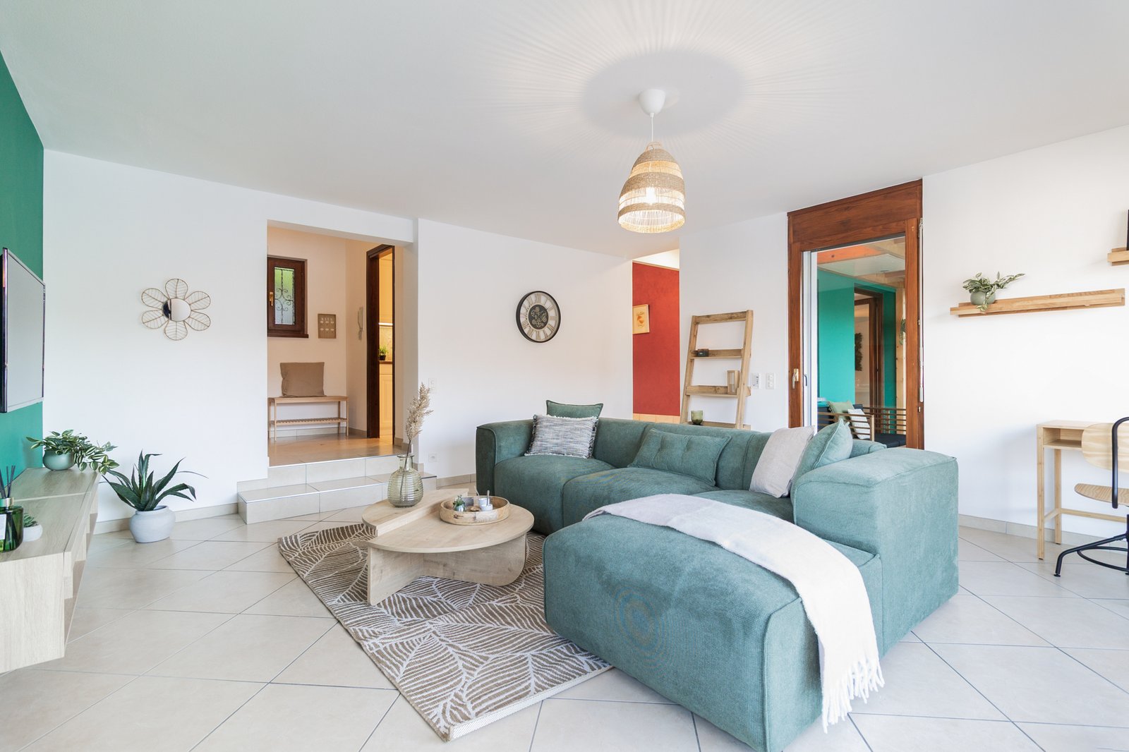 7_relooking-appartamento-soggiorno-moderno-elegante-divano-verde-parete-verde-legno-toni-neutri.jpg Soggiorno moderno con divano verde e dettagli in legno, stile contemporaneo e accogliente.