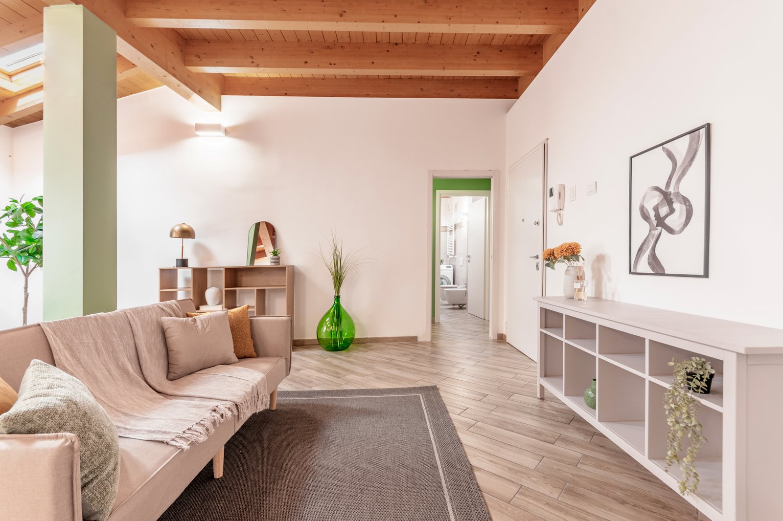 8_home-staging-soggiorno-legno-salvia-divano-panna-arredi-moderni-raffinati.jpg Soggiorno elegante con divano color panna e complementi nei toni del salvia e del senape, caratterizzato da arredi moderni e un’atmosfera luminosa e raffinata dal gusto contemporaneo.